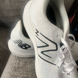 Women’s new balance sneakers